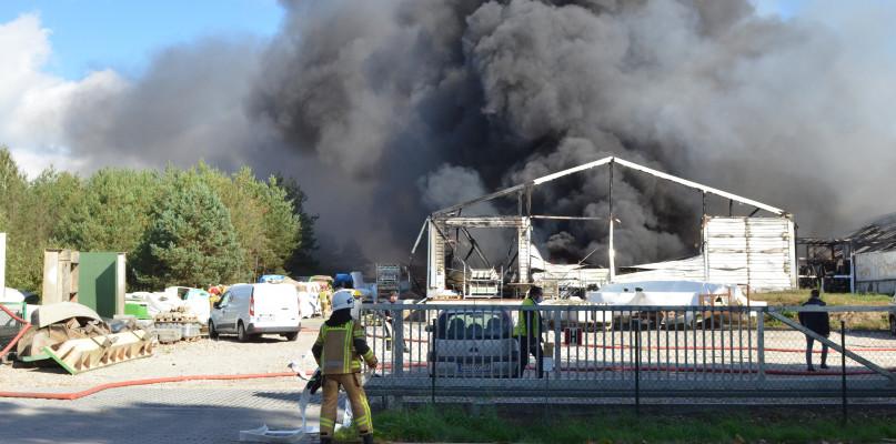 Pożar hal produkcyjnych w Krojantach. Czarny dym nad wsią (FOTO)