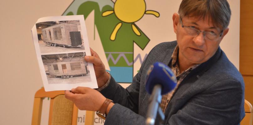 Sauna na kółkach z widokiem na jezioro