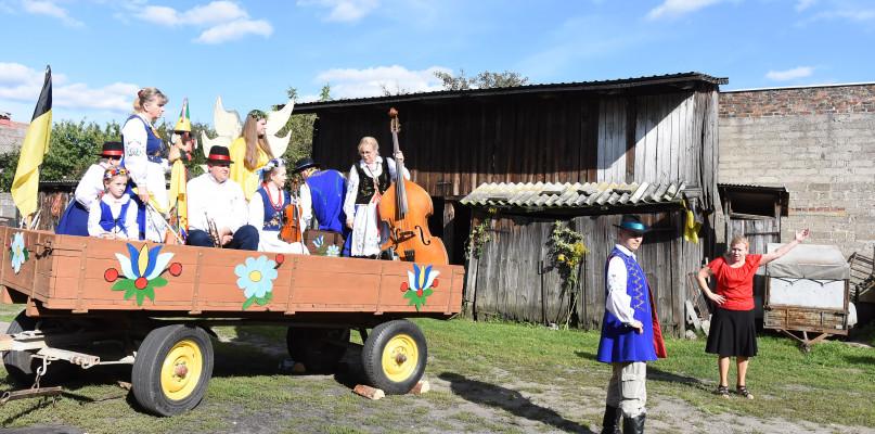 Przedstawienie na podwórku w Brusach (GALERIA)