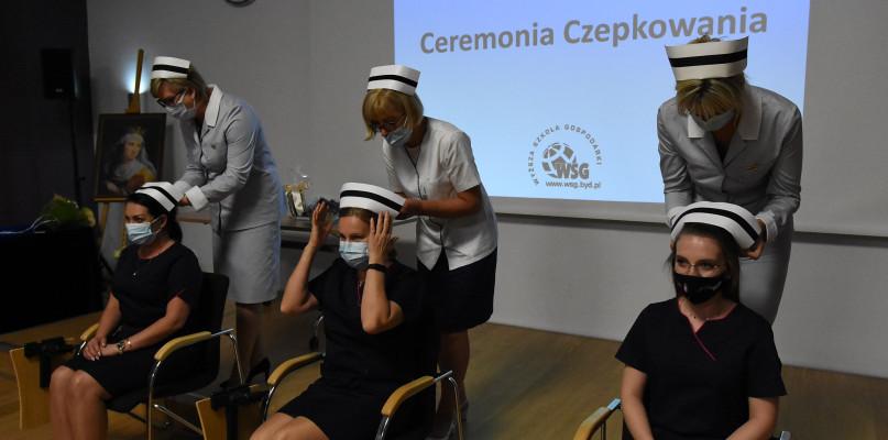 Dyplomy i czepki pielęgniarskie (GALERIA)