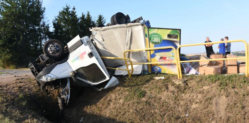 Bus roztrzaskał się na barierkach (FOTO)