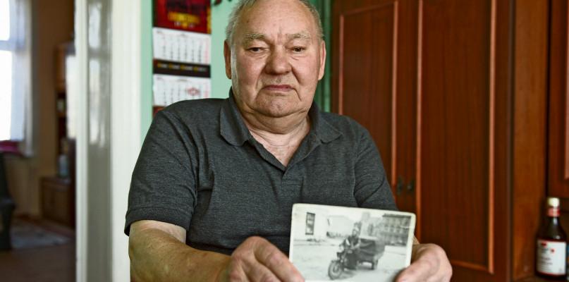 Ludzie czekali na gazety