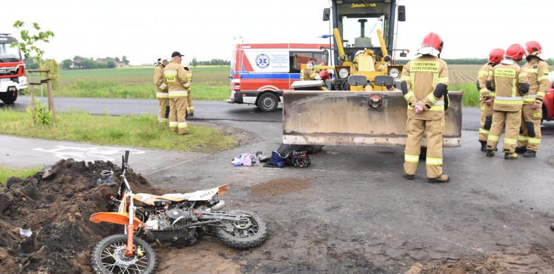 Motorowerzysta ranny po zderzeniu z równiarką (FOTO)