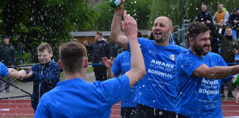 Szampany wystrzeliły w Czersku. Borowiak z awansem (GALERIA)