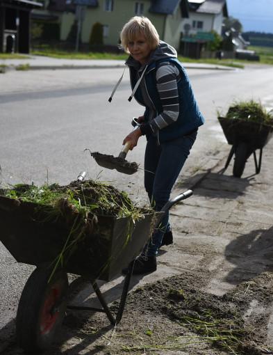Koszenie trawy w Wielkich Chełmach (FOTO)