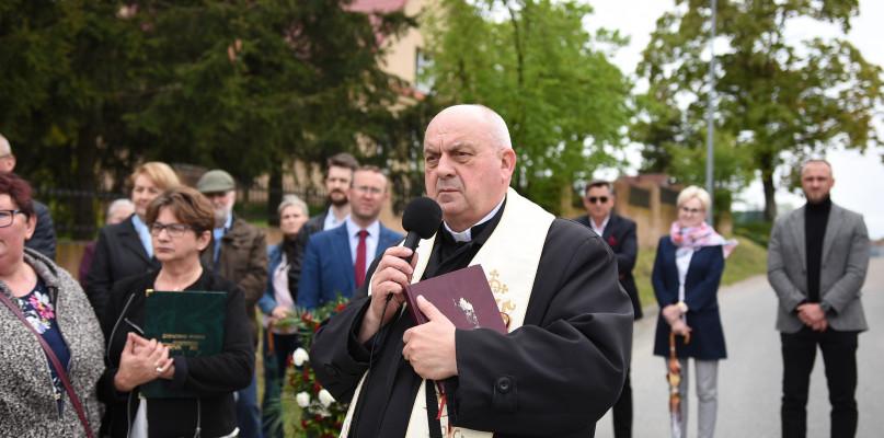 Ksiądz poświęcił obelisk w Pawłówku (GALERIA)