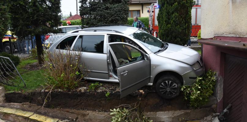 Wypadek w Chojnicach. Auto uderzyło w dom (FOTO)
