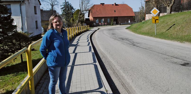 Droga z Przymuszewa jak szwajcarski ser