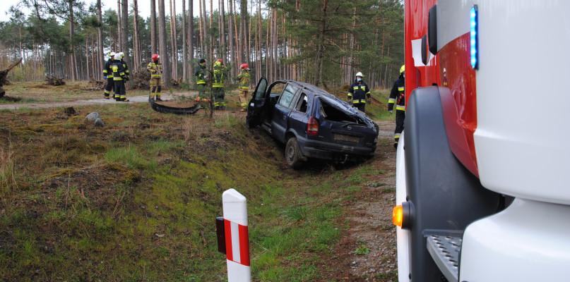 Opel dachował na drodze w kierunku Wiela