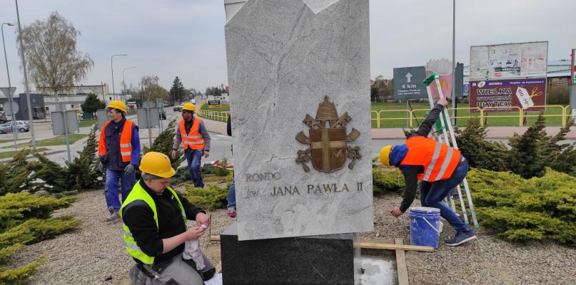 Na rondzie już stoi obelisk Jana Pawła II (FOTO)