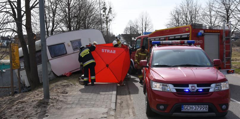 Kobieta zginęła, zmiażdżona przez przyczepę kempingową