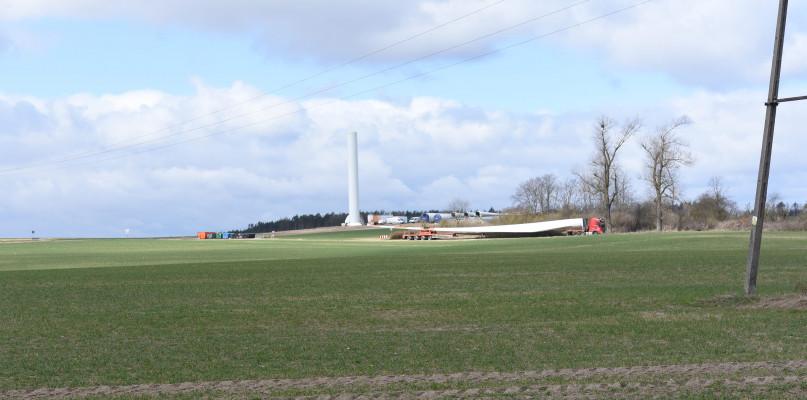 Trwa montaż turbin wiatrowych