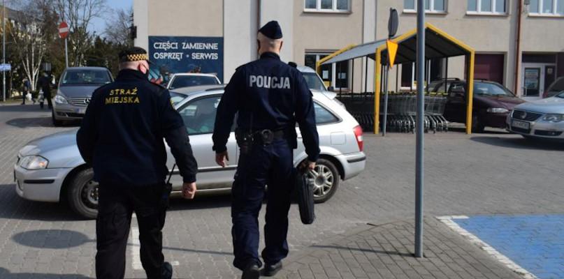Policjanci kontrolują przestrzegania obostrzeń