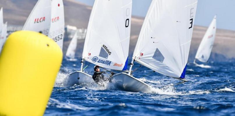 Magdalena Kwaśna szlifuje formę nad Oceanem Atlantyckim