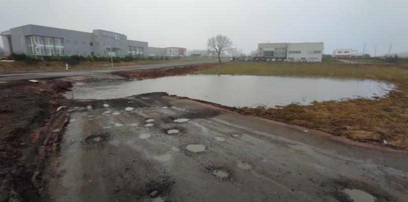 Woda zalewa dojazd na starą berlinkę