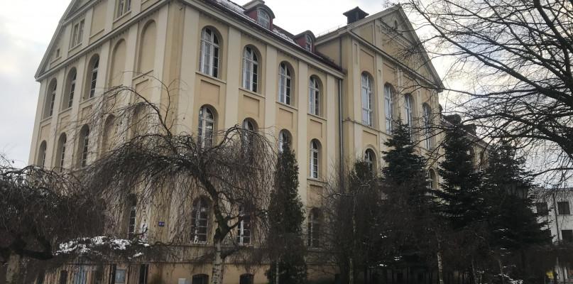 Plac zabaw, witraże i radiowęzeł