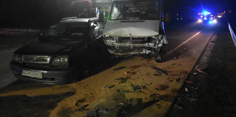 Volvo zderzyło się z lawetą (FOTO)