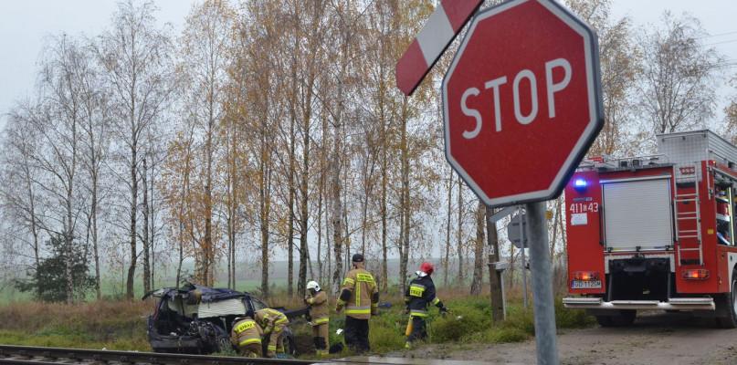 Auto wjechało pod szynobus. Kierowca miał 1,3 promila WIDEO, FOTO