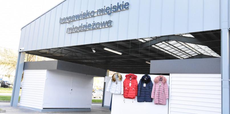 Handlują pod dachem. Targowisko przy Młodzieżowej po przebudowie