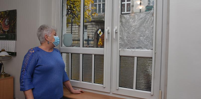 Ktoś wybił szyby w chojnickim sanepidzie. 