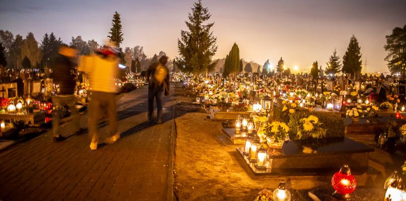 Znicze na grobach... dwa dni wcześniej. Tłumy na cmentarzach FOTO