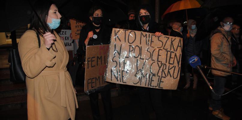 W deszczu i z parasolkami. 