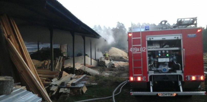 Strażacy gasili pożar w tartaku w Pustkach