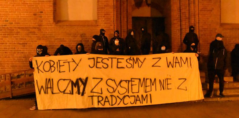 Protest kobiet oraz transparent pod bazyliką (FOTO)