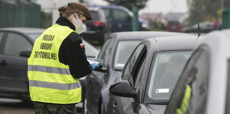 Terytorialsi pobierają wymazy w chojnickim punkcie drive thru