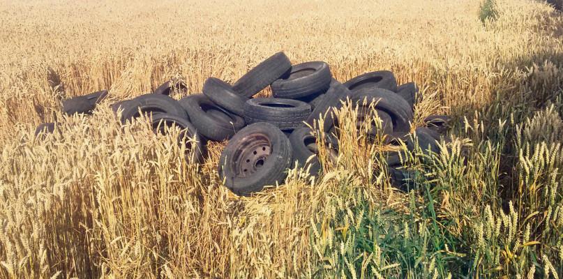 Policja szuka sprawcy, który podrzucił opony