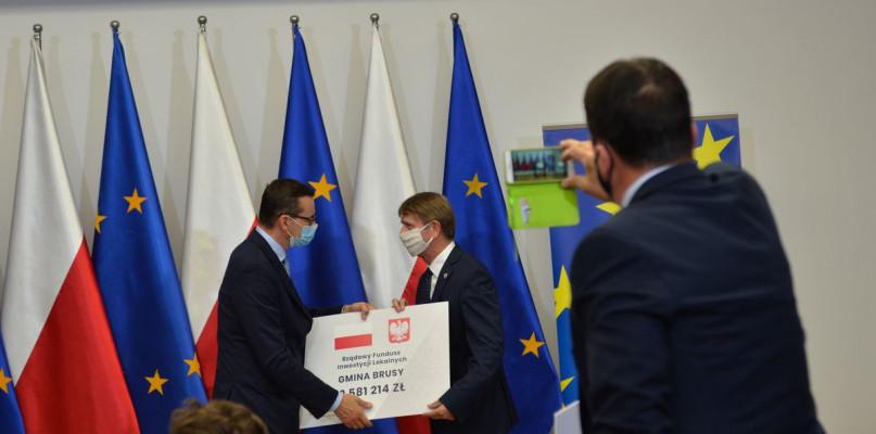 Premier Morawiecki rozdał w Chojnicach symboliczne czeki
