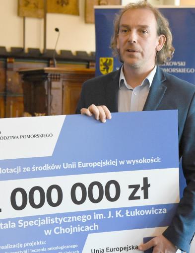 Czek na milion w rękach starosty