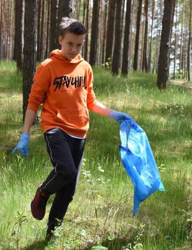 Uczniowie z Czyczków sprzątali las (FOTO)