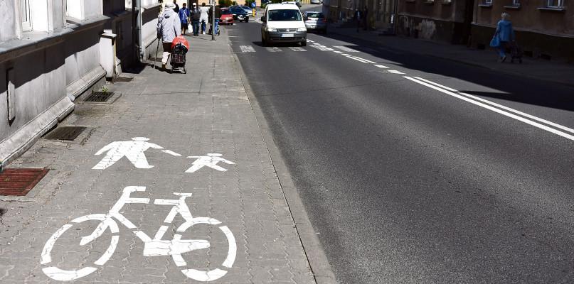 Dwóch rowerzystów i pieszy się nie zmieszczą