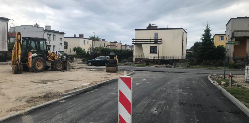Asfalt na kolejnych ulicach na Kolejarzu