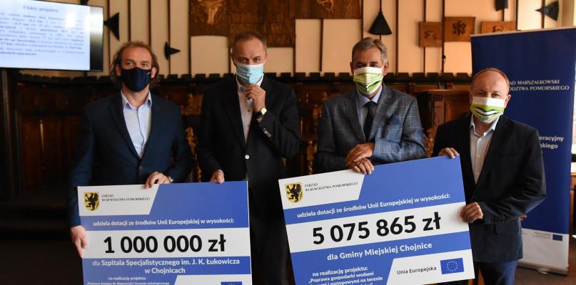Marszałek Struk przyjechał z kasą