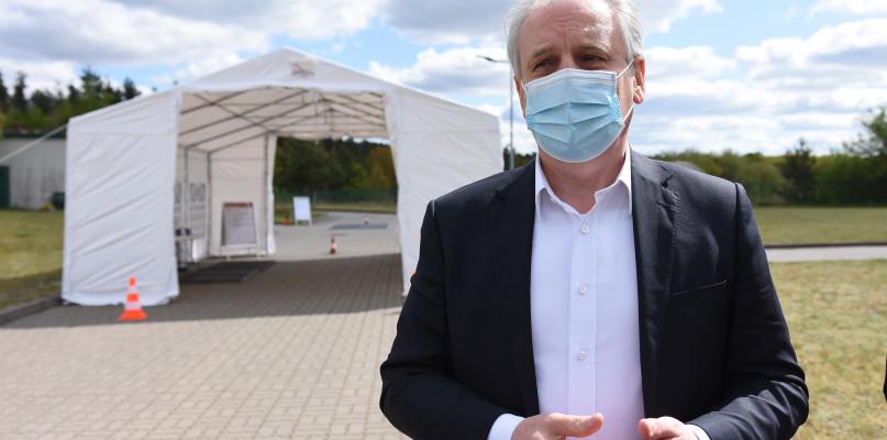 W samochodzie pobiorą wymaz (GALERIA)