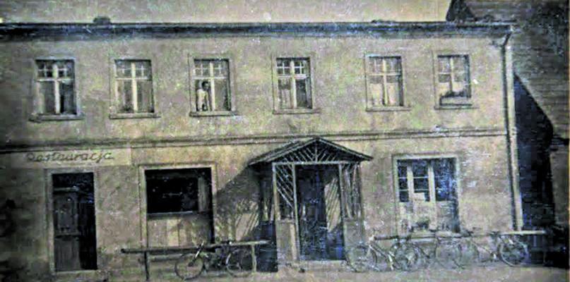 Przejrzyj rodzinny album w poszukiwaniu ciekawych fotografii