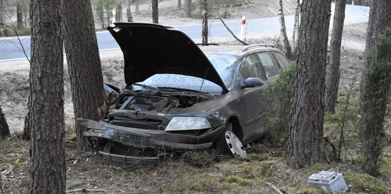 Skoda uderzyła w drzewo