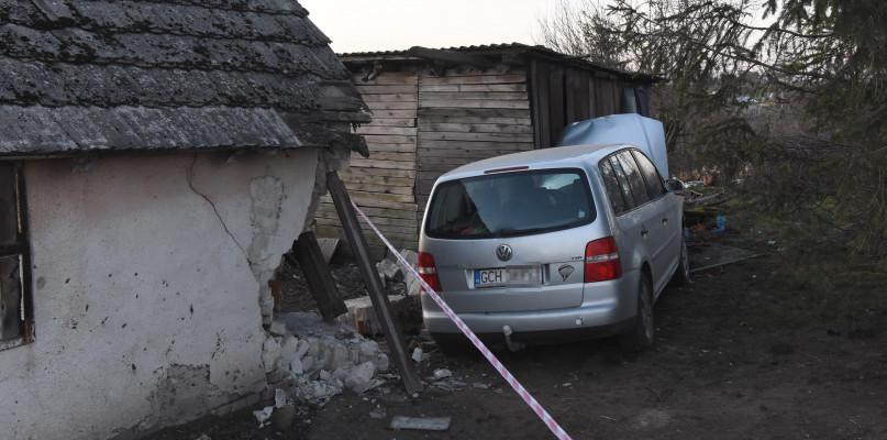 Volkswagen wypadł z drogi i uderzył w budynki (FOTO)