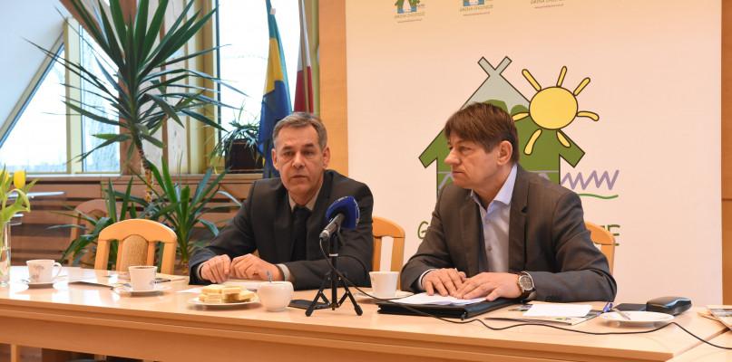 Włodarze apelują o nieprzychodzenie do urzędów
