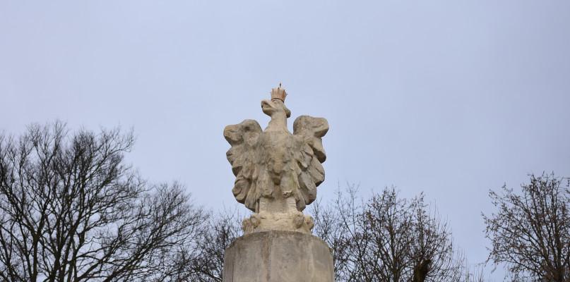 Pomnik Orła znowu z koroną