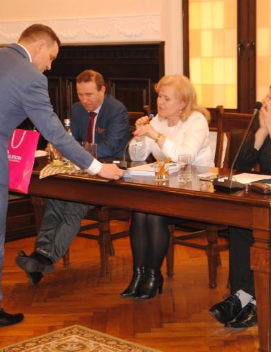 Jaja na sesji! Dał radnej trzepaczkę