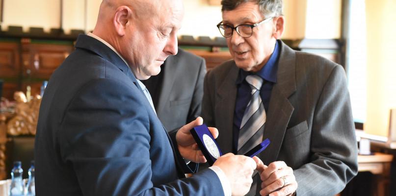 Medale i książki dla radnych