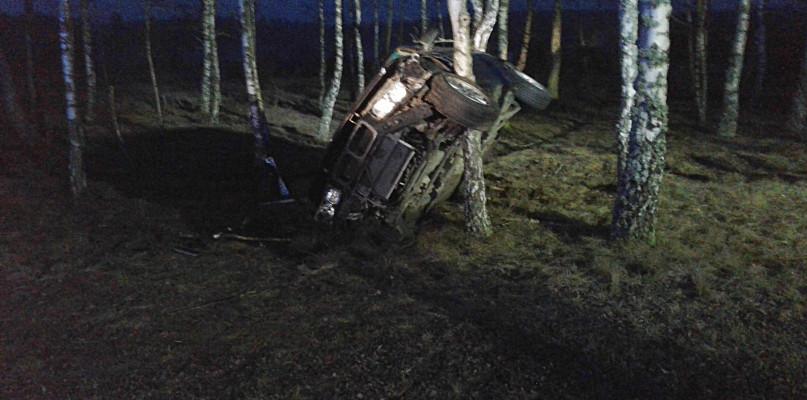Bmw zawisło na drzewie w Gutowcu