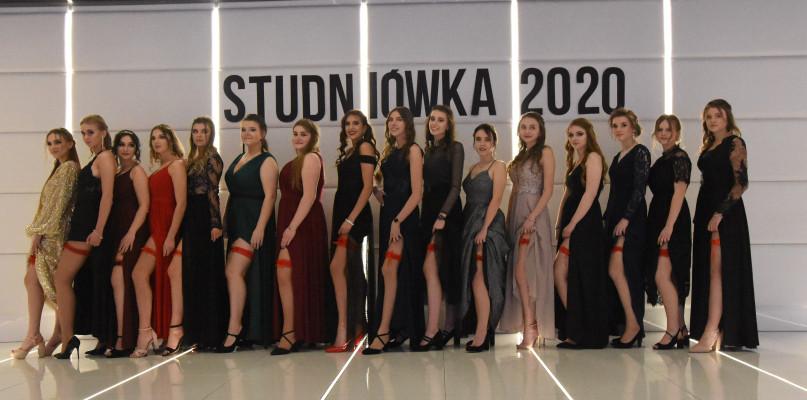 Czerskie liceum bawi się na studniówce (GALERIA)