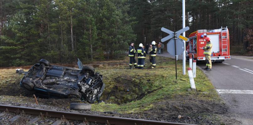 Osobówka zderzyła się z drezyną (FOTO)