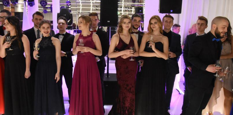 Studniówka II LO w Chojnicach (GALERIA)