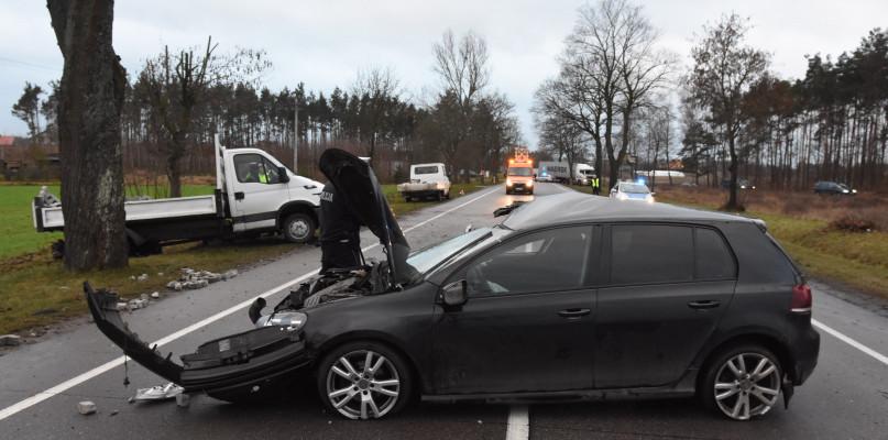 Zderzenie golfa i busa pod Czerskiem (FOTO)