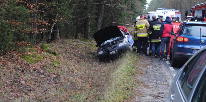 Osobowe audi wylądowało w rowie